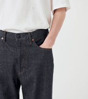 SELVAGE DENIM STRAIGHT PANTS - Indigo NANAMICA - detail poche avant main dans la poche