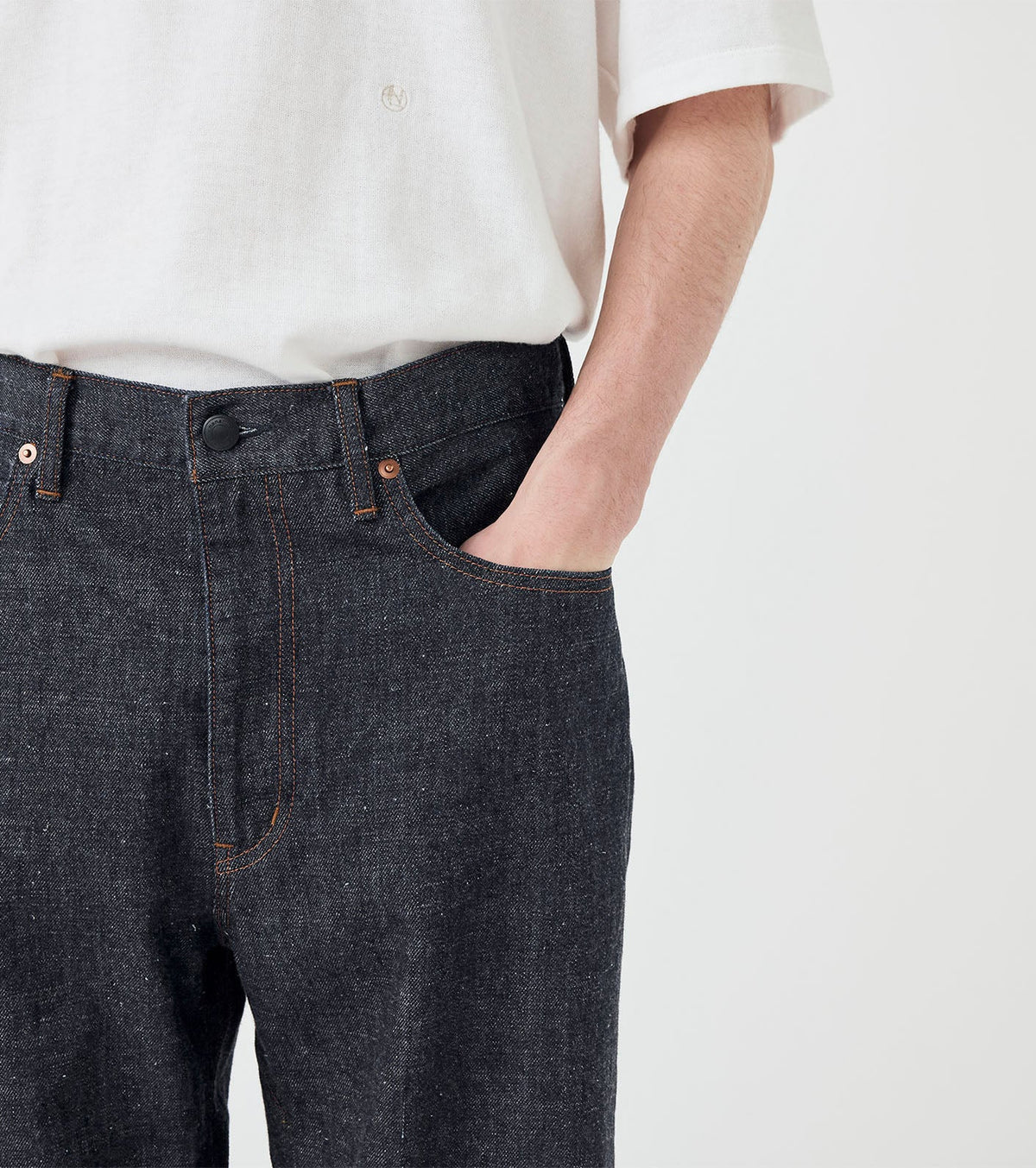 SELVAGE DENIM STRAIGHT PANTS - Indigo NANAMICA - detail poche avant main dans la poche