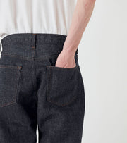 SELVAGE DENIM STRAIGHT PANTS - Indigo NANAMICA - detail poche arriere main dans la poche