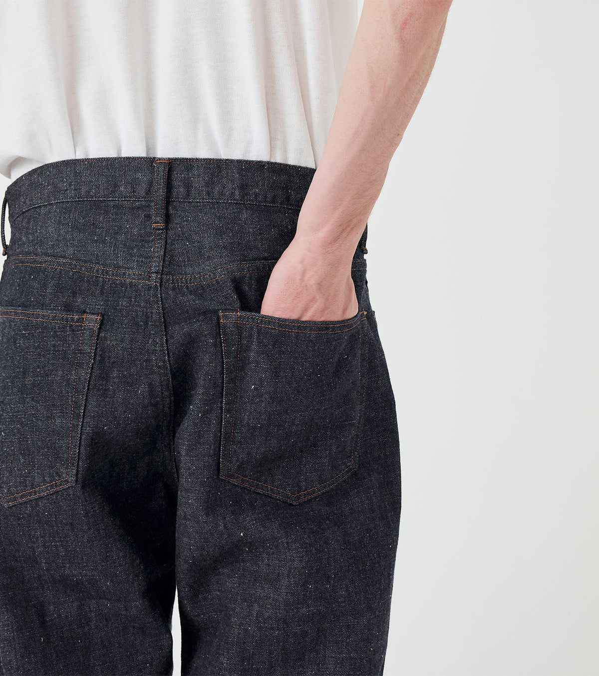 SELVAGE DENIM STRAIGHT PANTS - Indigo NANAMICA - detail poche arriere main dans la poche