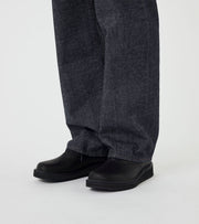 SELVAGE DENIM STRAIGHT PANTS - Indigo NANAMICA - detail bas de jambe sur la chaussure