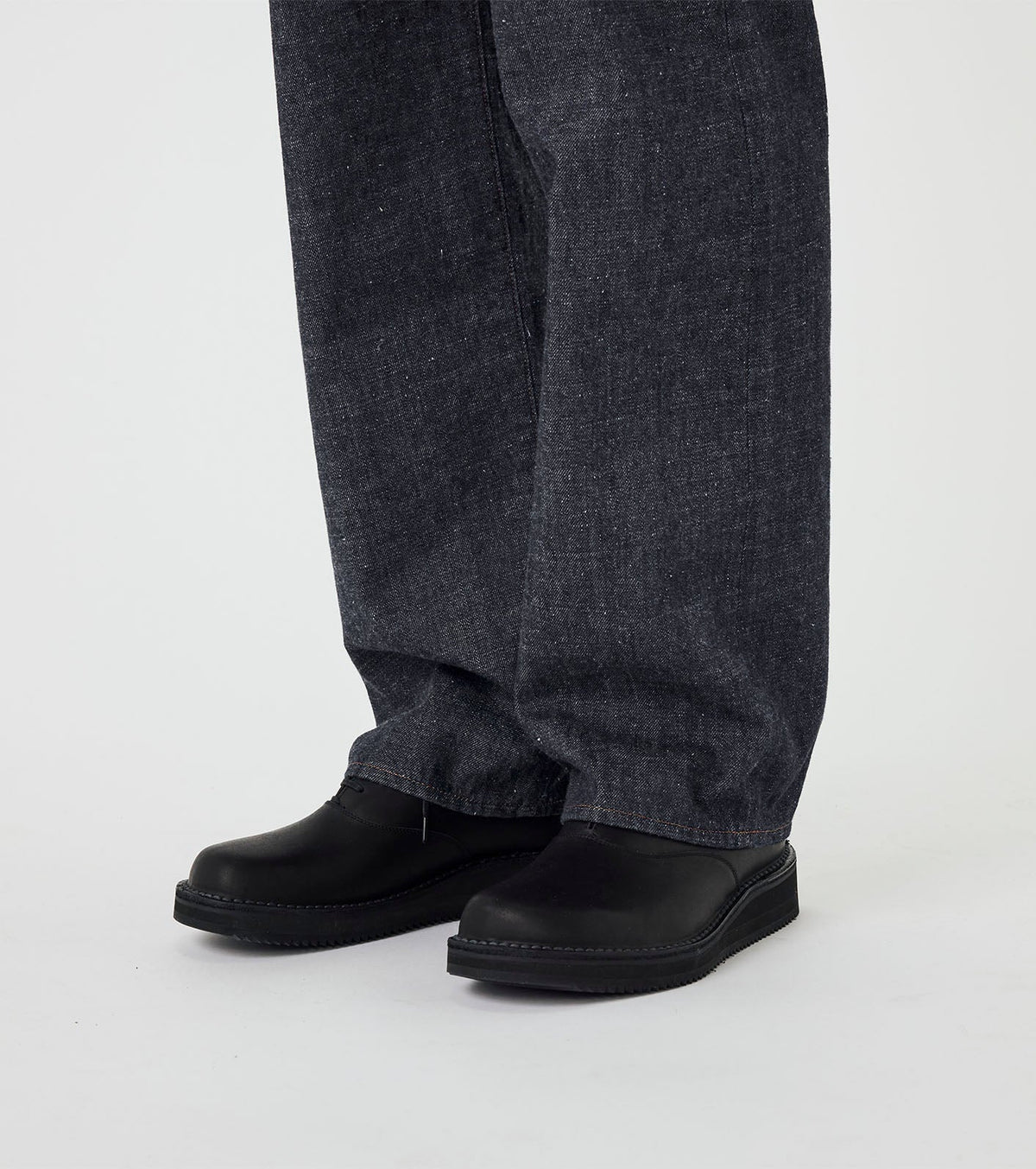 SELVAGE DENIM STRAIGHT PANTS - Indigo NANAMICA - detail bas de jambe sur la chaussure