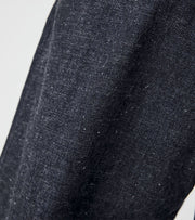 SELVAGE DENIM STRAIGHT PANTS - Indigo NANAMICA - gros plan sur le tissage du denim selvedge