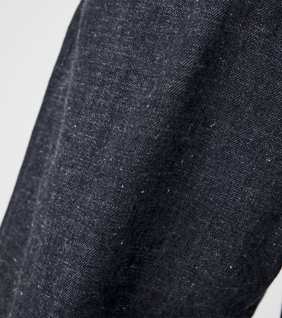 SELVAGE DENIM STRAIGHT PANTS - Indigo NANAMICA - gros plan sur le tissage du denim selvedge