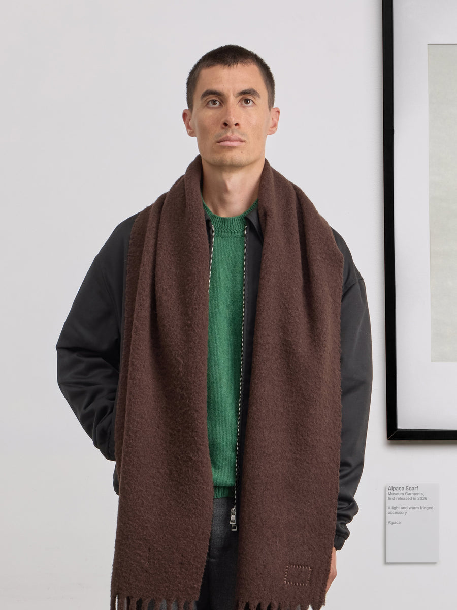 Écharpe Museum Garments marron en alpaga - porté, vue 4