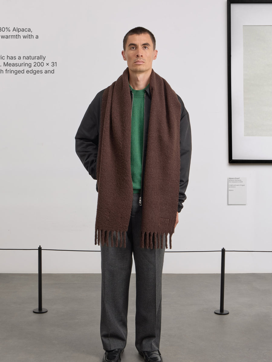 Écharpe Museum Garments marron en alpaga - porté, vue 3