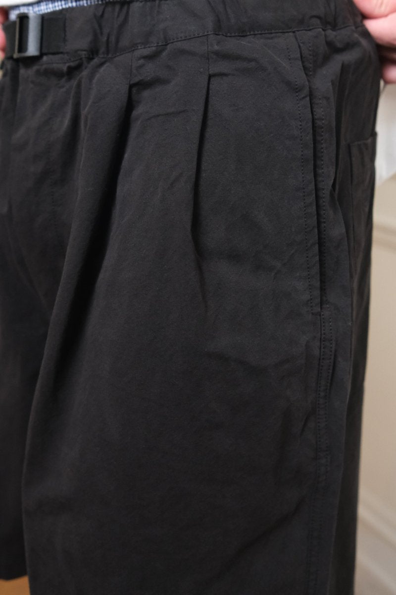 Short Kappy Two Tuck Wide Half Pants black porté sur mannequin 180cm