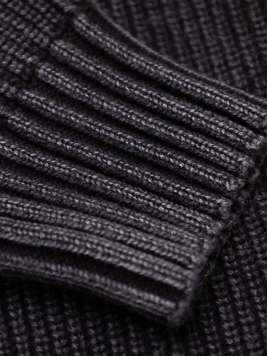 Stamp Knit Bram's Fruit charcoal black, détail col roulé