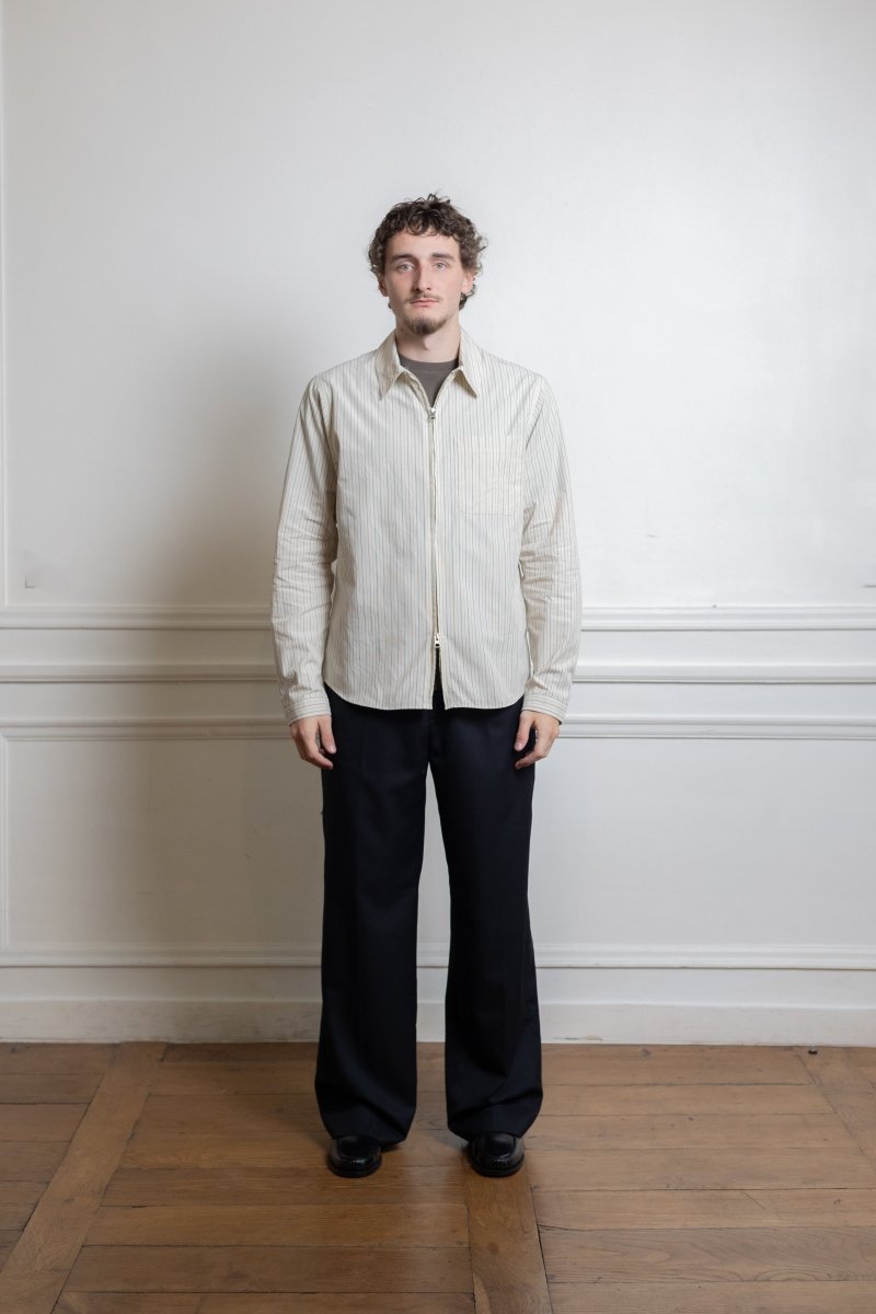 Surchemise zippée Another Aspect Zip Shirt 1.0 JPN cream stripe portée de face
