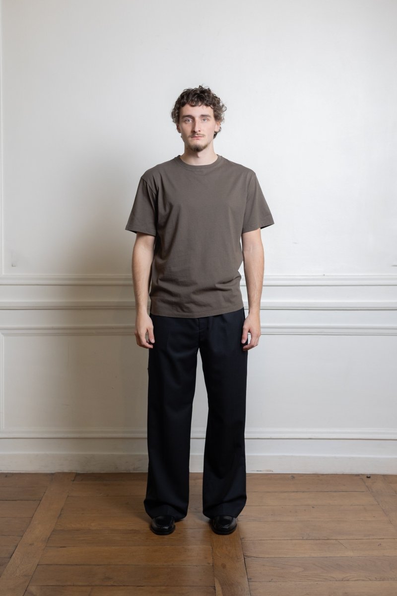 T-shirt Another Aspect 1.0 brown coton bio GOTS porté de face
Image — photo 1