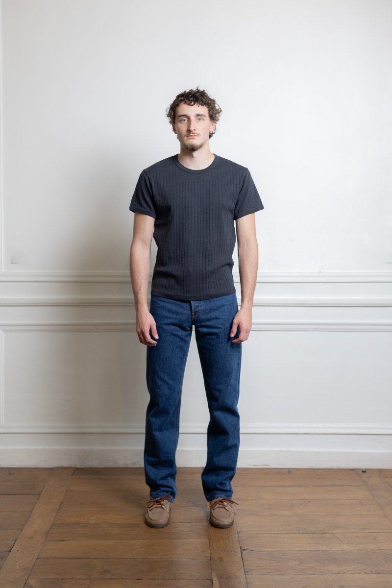 T-shirt Another Aspect 2.0 noir coton bio GOTS porté de face
Image — photo 1