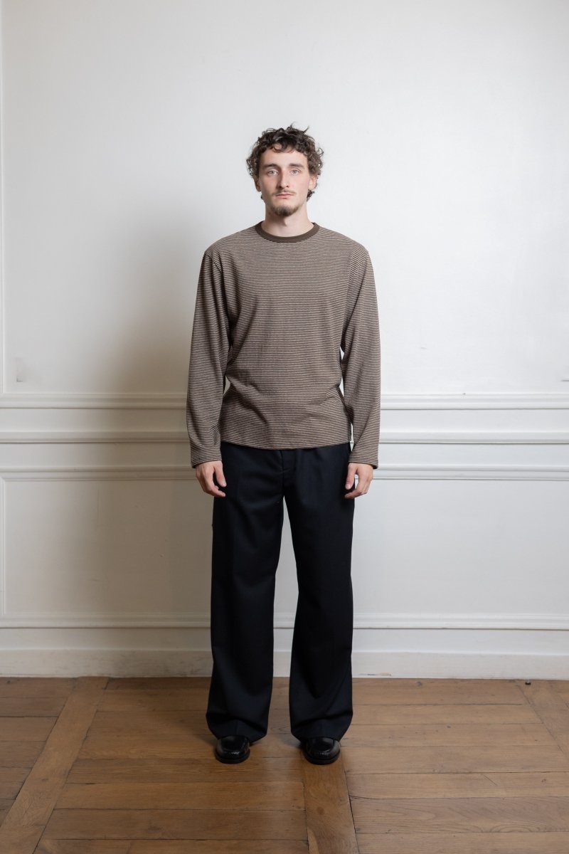 T-shirt Another Aspect 3.0 JPN brown stripe coton japonais porté de face
Image  — photo 1