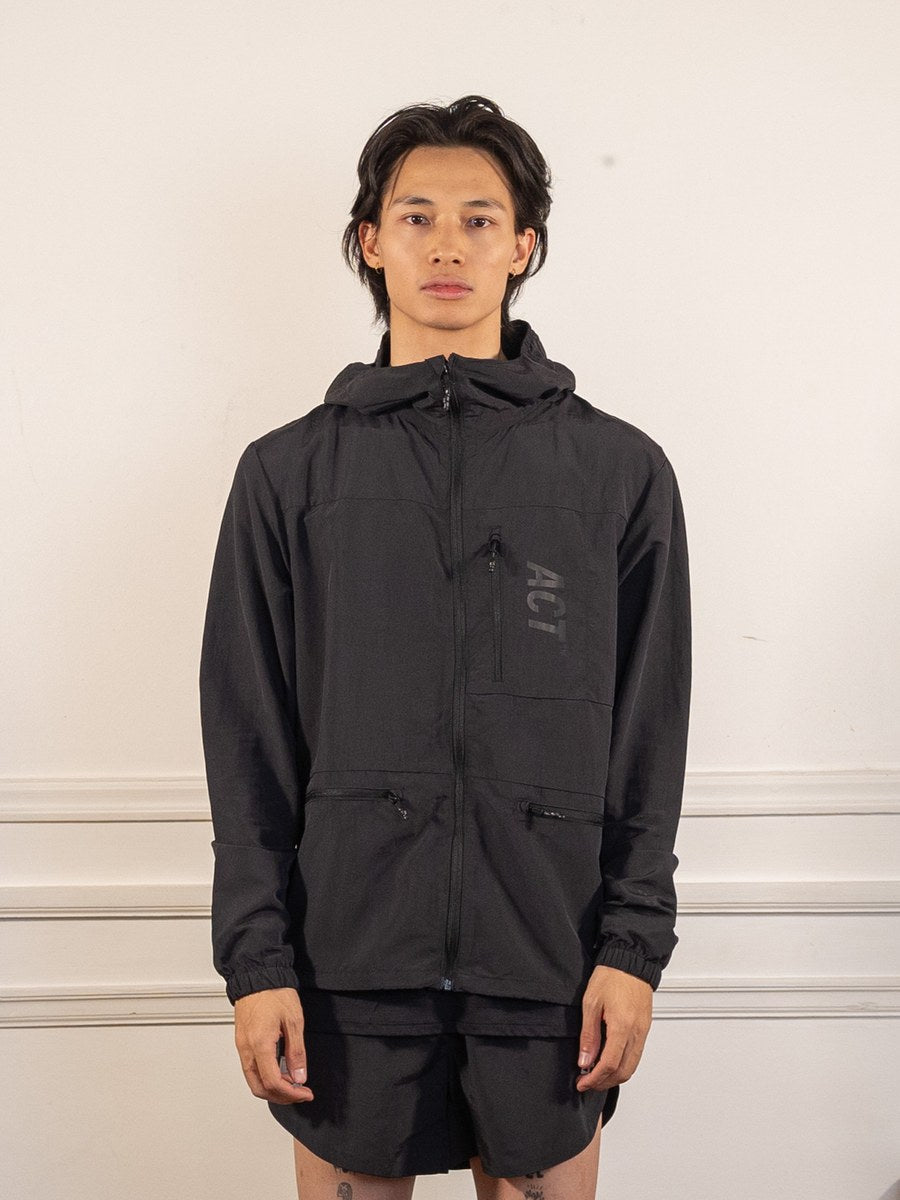 ShellLight - Windbreaker - Noir - ACT Running - vue de face portée, veste fermée