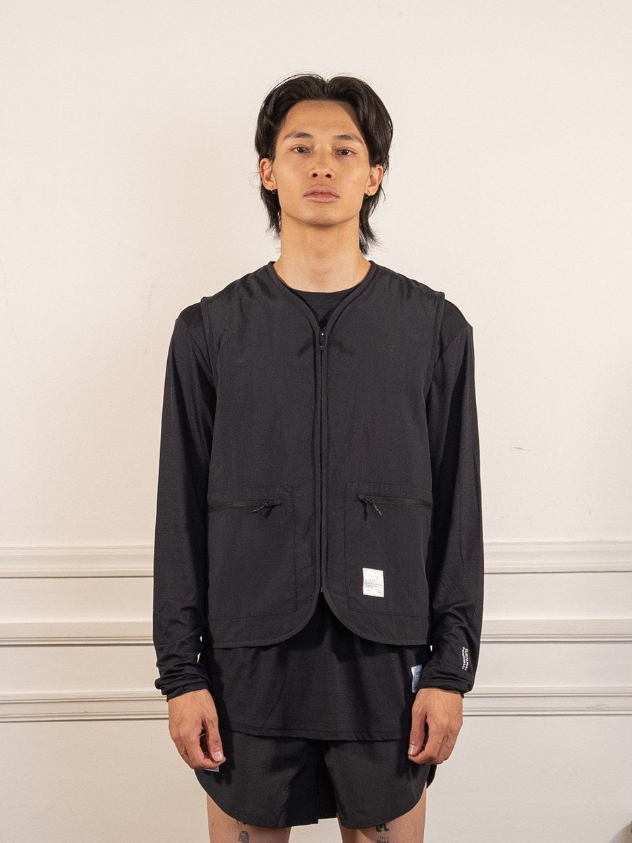 ShellLight - Windbreaker Vest - Noir - ACT Running - vue de face portée, gilet fermé