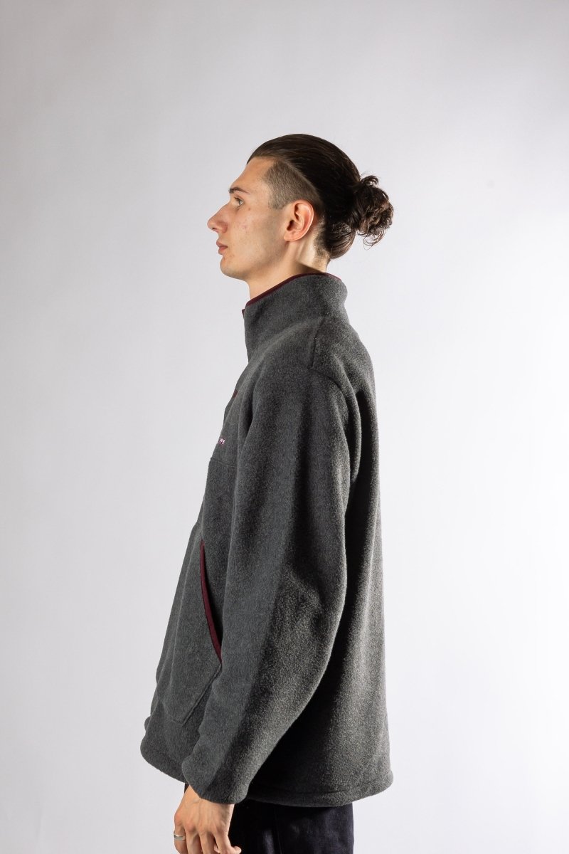 Coupe One Size ample anorak polaire Kappy gris porté par homme 1m90 concept store indépendant Rennes Bretagne