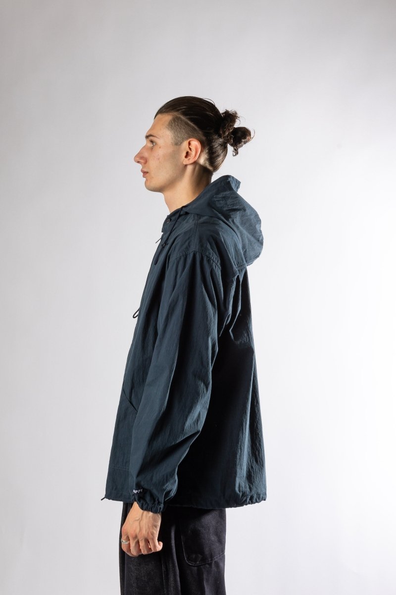 Coupe One Size ample anorak Kappy Deep Navy porté par homme 1m90 concept store indépendant Rennes Bretagne