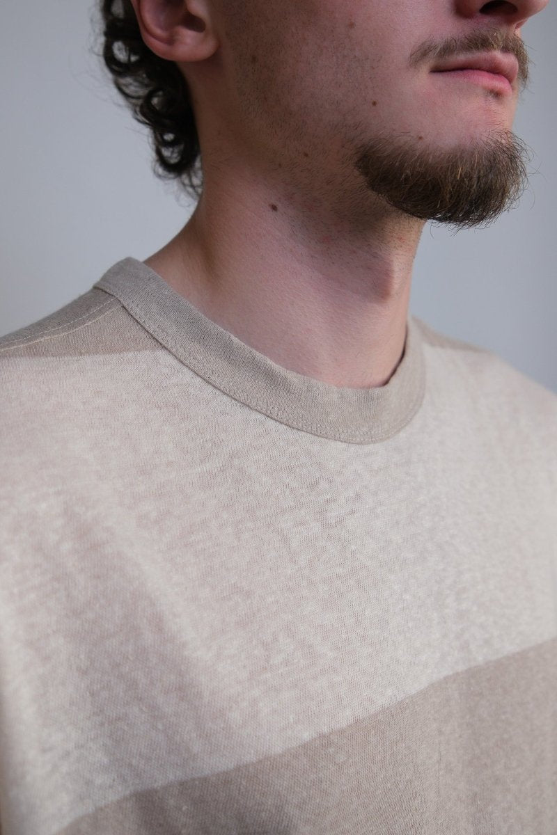 détail bande encolure ton sur ton et fentes latérales ymc triple t-shirt beige stone