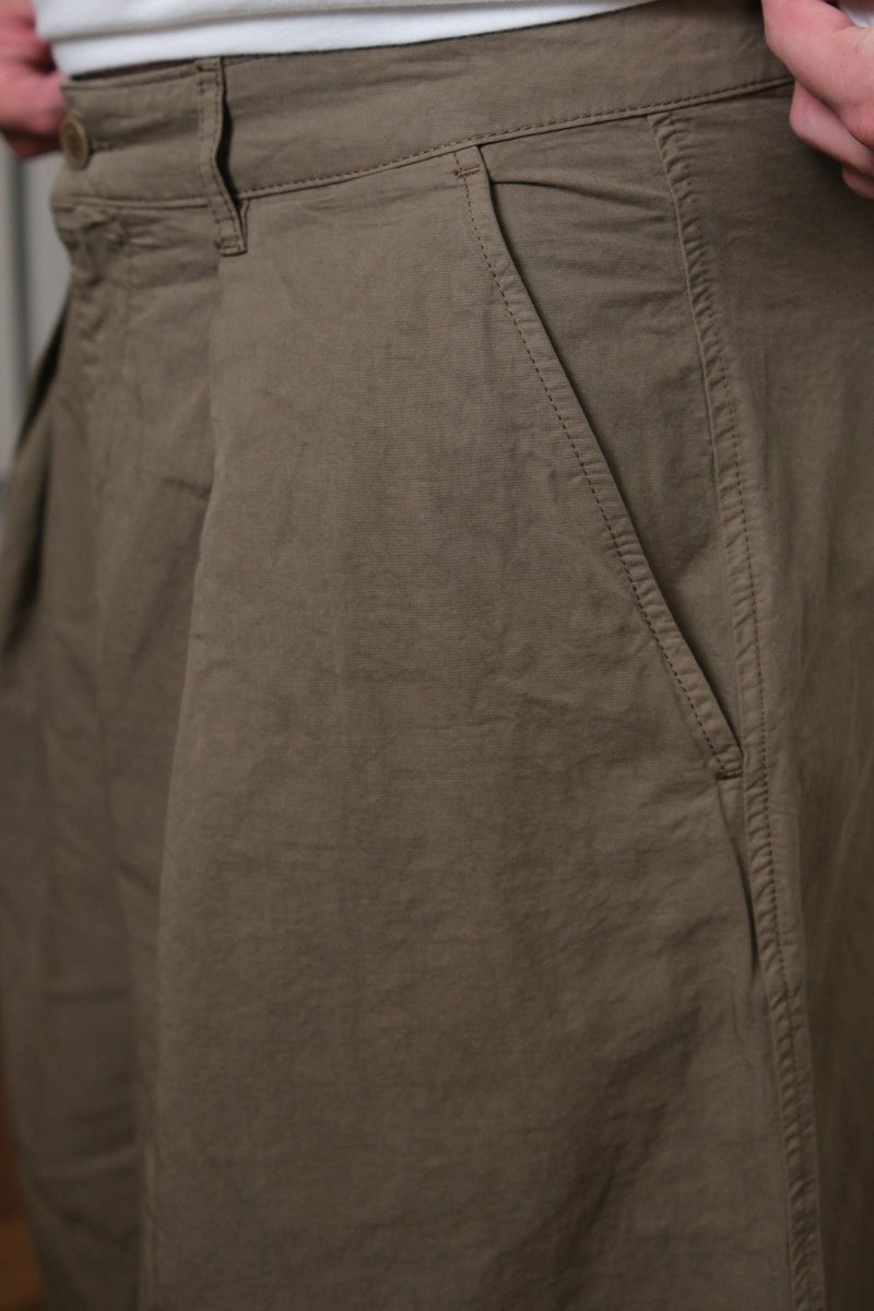 détail bouton corozo et cordons de serrage ourlet ymc salba short stone