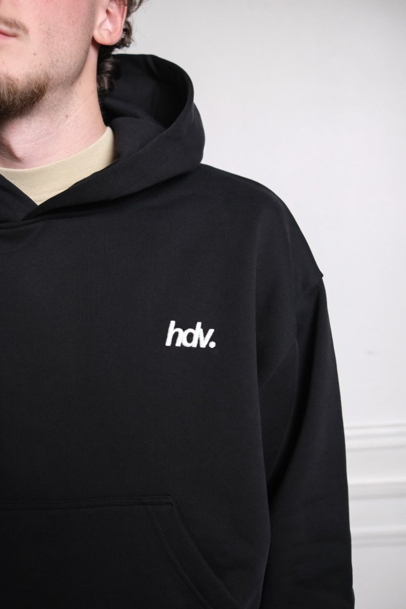 détail broderie affinée réalisée à rennes hdv hoodie essential noir — photo 3