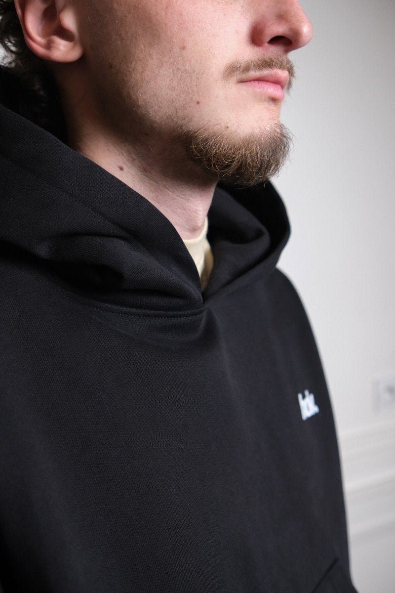 détail broderie affinée réalisée à rennes hdv hoodie essential noir — photo 4