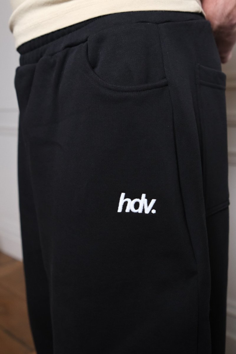 détail broderie affinée réalisée à rennes hdv pantalon essential noir — photo 3