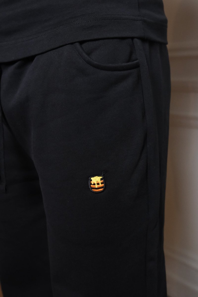 détail broderie pot de miel retravaillée hdv pantalon noir
