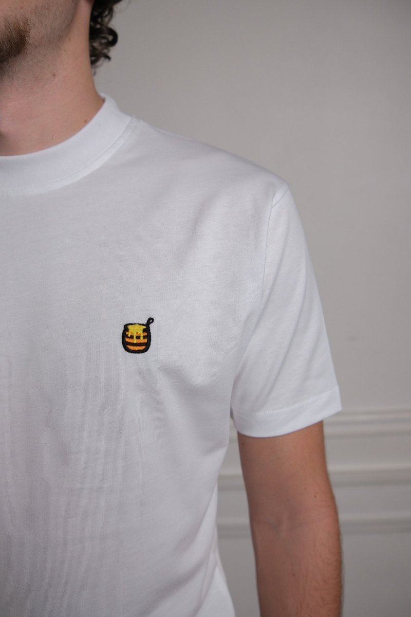 détail broderie pot de miel retravaillée hdv t-shirt blanc