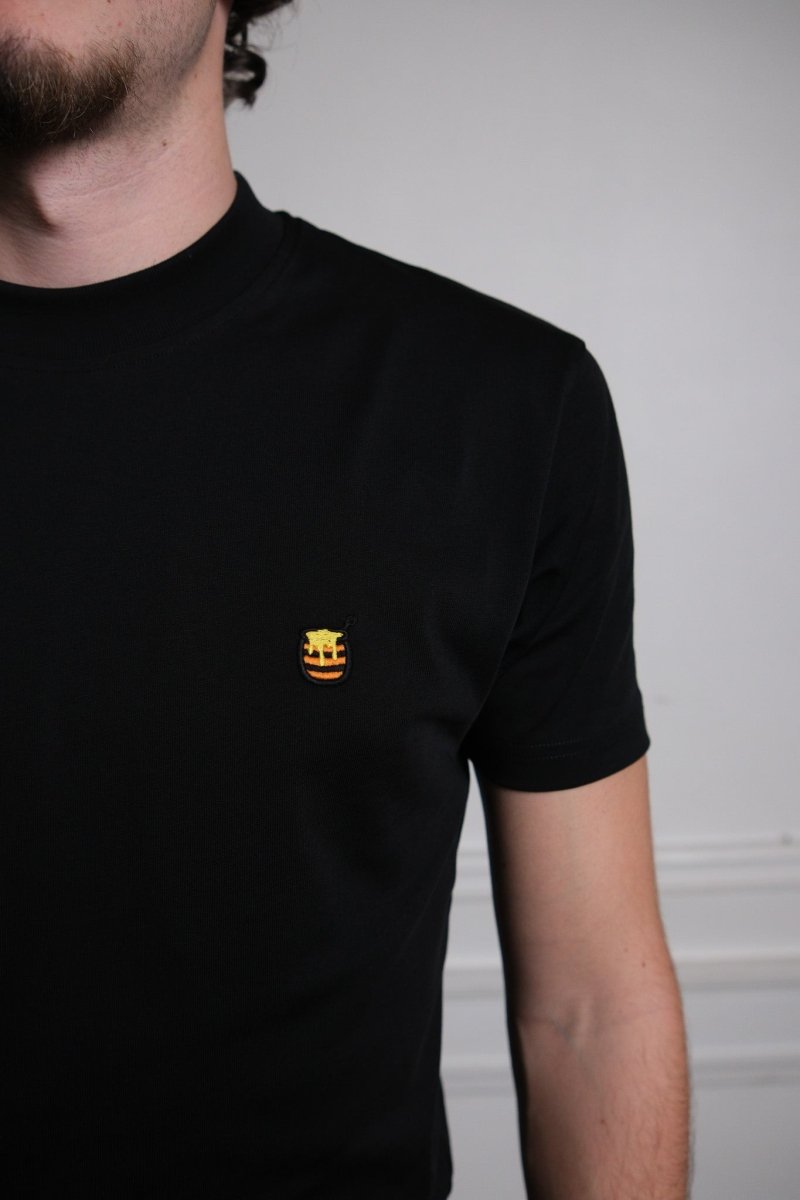 détail broderie pot de miel retravaillée hdv t-shirt noir
 — photo 3