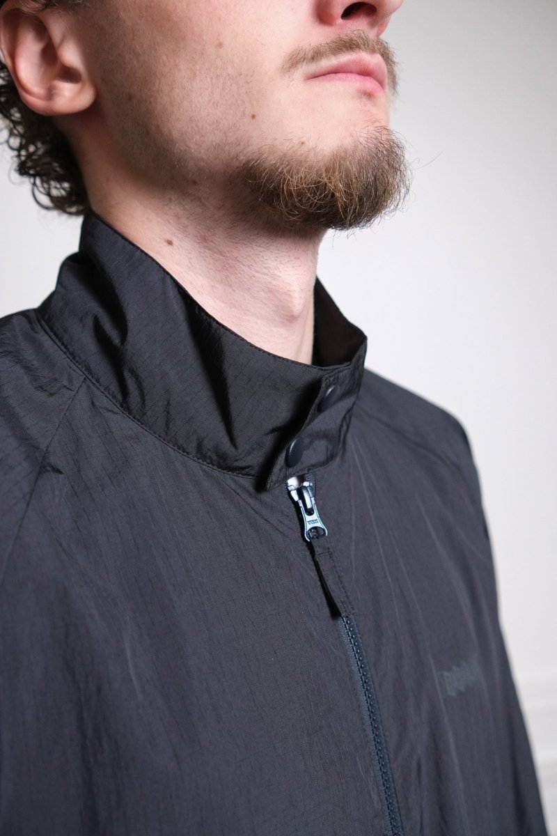 RIPSTOP G9 LIGHT RIPSTOP NYLON - DARK NAVY BARACUTAdétail col dog ear double boutonnage et nylon ripstop armure en croix baracuta g9 dark navy