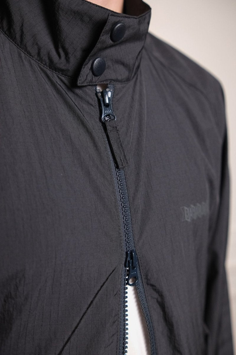 détail col dog ear double boutonnage et nylon ripstop armure en croix baracuta g9 dark navy
 23