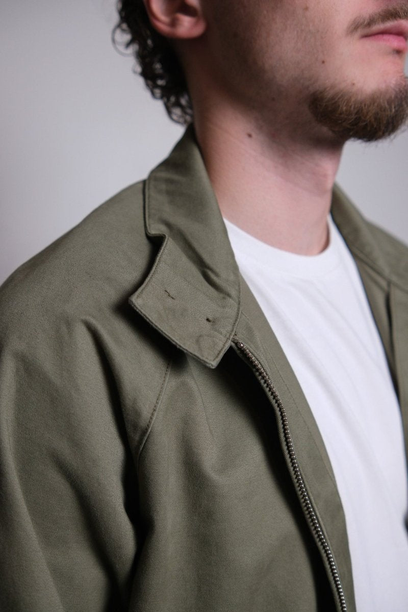 détail col dog ear double boutonnage et sergé coton lavé baracuta twill g9 lichen greennn