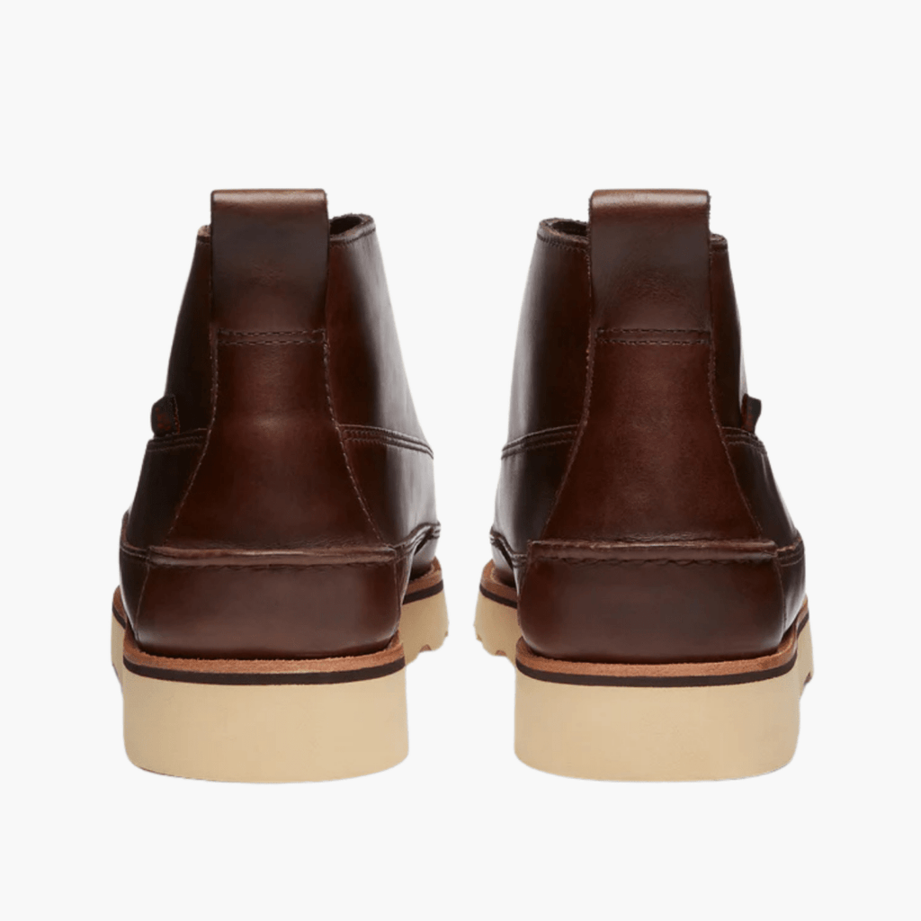 Gros plan sur le cuir Pull Up marron et les coutures apparentes cousues main G.H.BASS