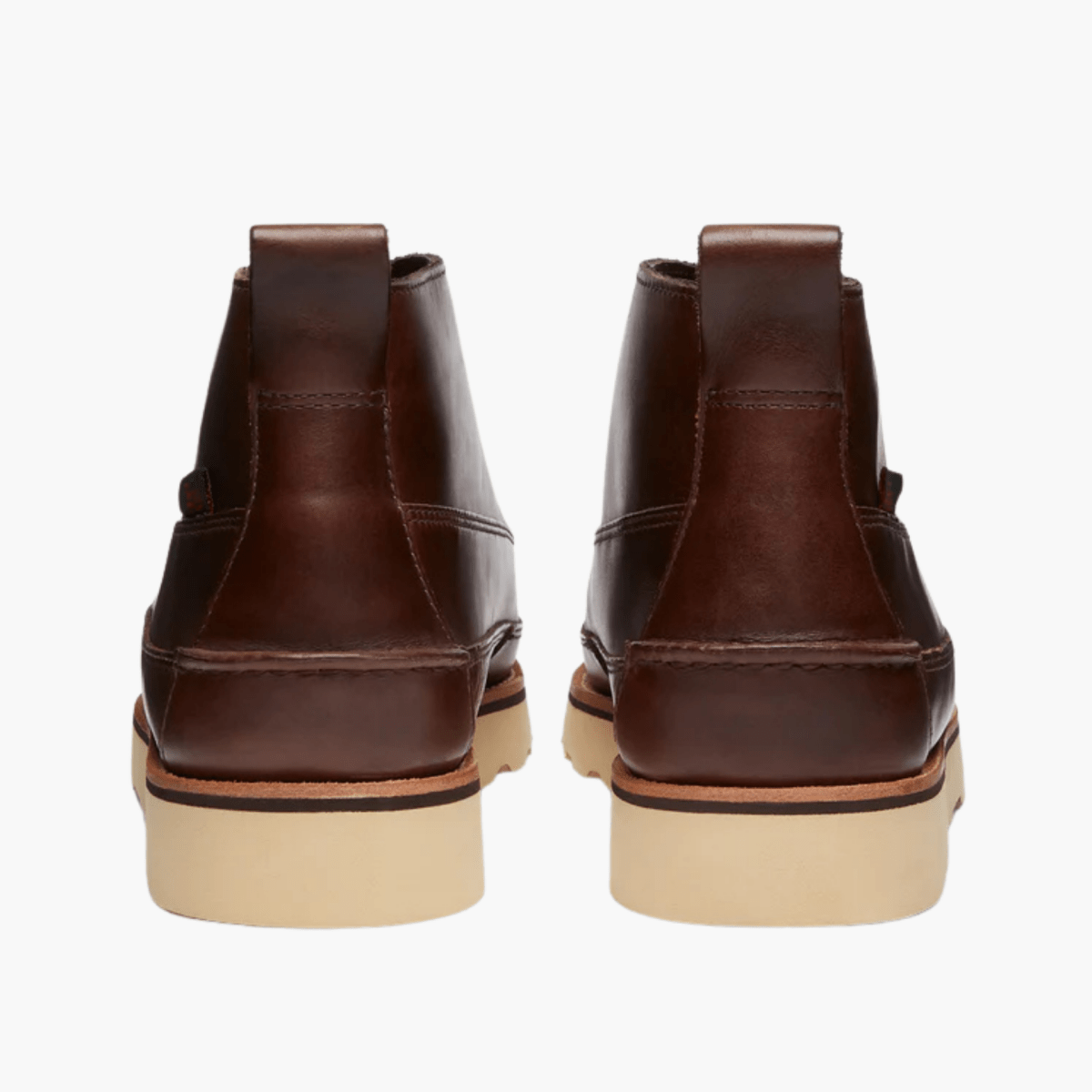 Gros plan sur le cuir Pull Up marron et les coutures apparentes cousues main G.H.BASS