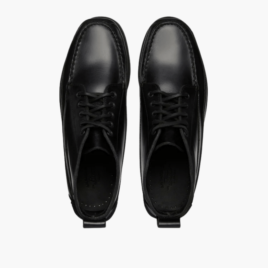 Vue de dessus mocassins noirs lacets cuir assortis