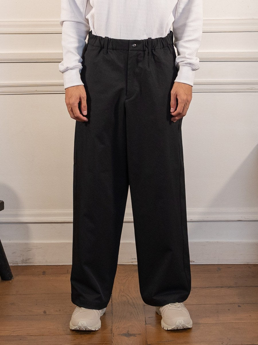 Baggy Straight Pants - BLACK - Goldwin - vue de face portée