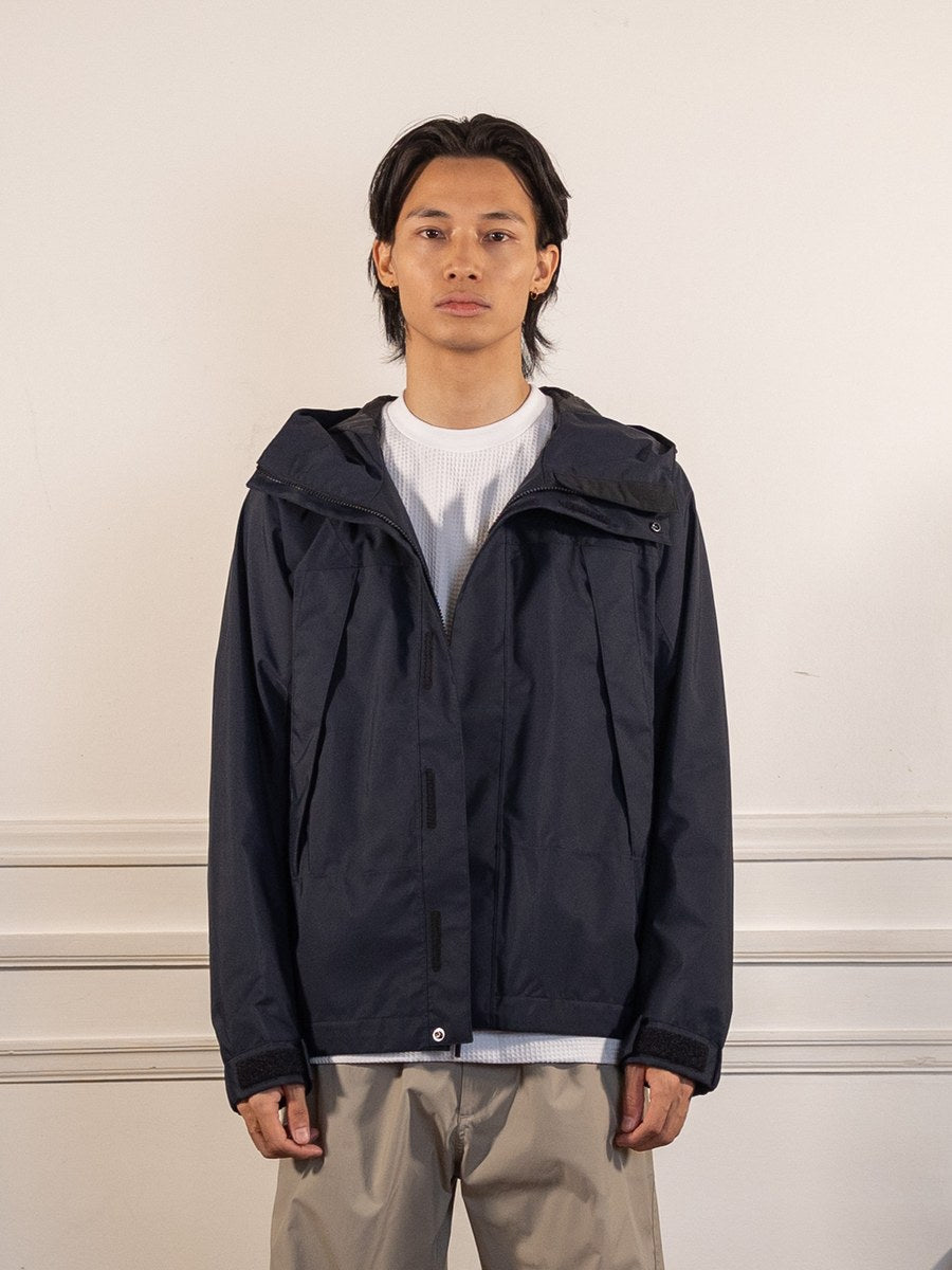 Barite 2L Shell Jacket - DARK NAVY - Goldwin - vue de face portée