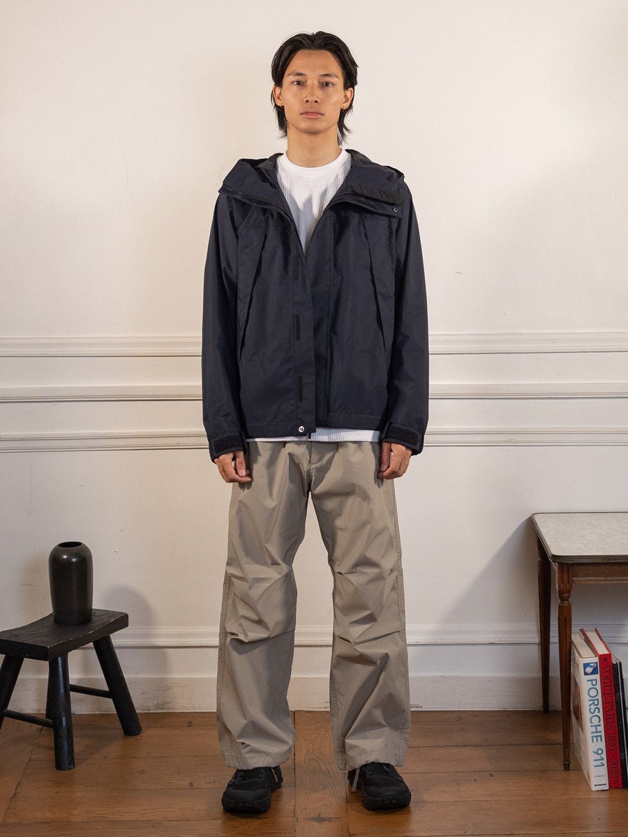Barite 2L Shell Jacket - DARK NAVY - Goldwin - vue portée en pied