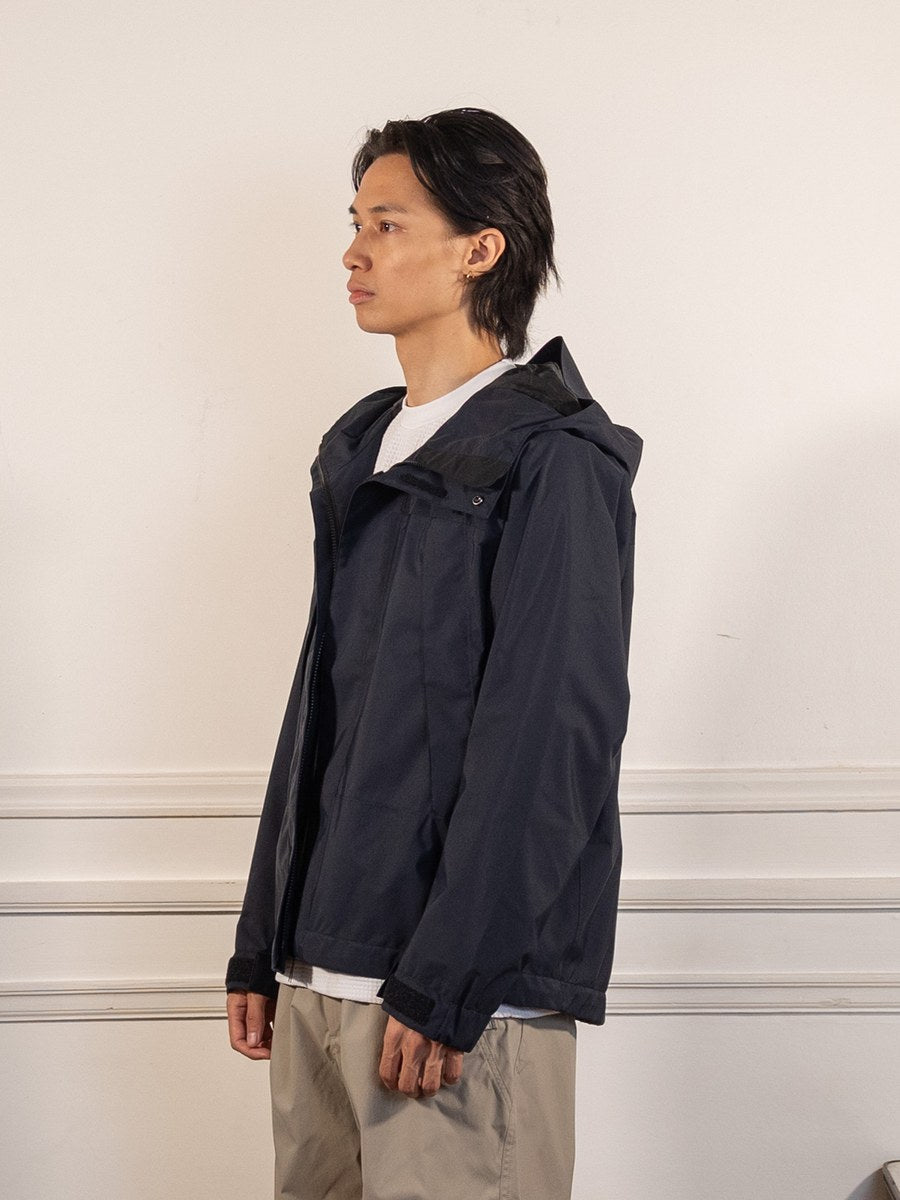 Barite 2L Shell Jacket - DARK NAVY - Goldwin - vue de profil portée