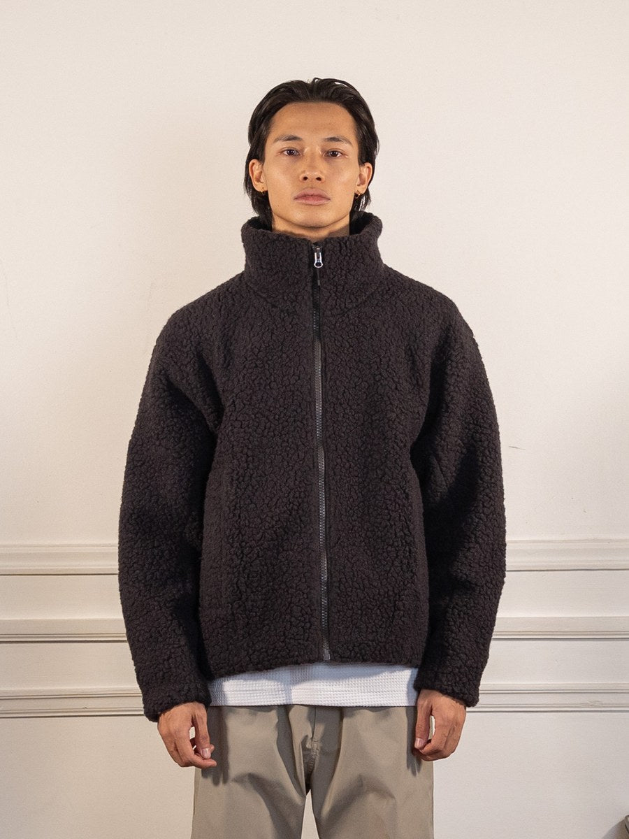 Deep Pile Fleece Jacket - ESPRESSO - Goldwin - vue de face portée, veste fermée