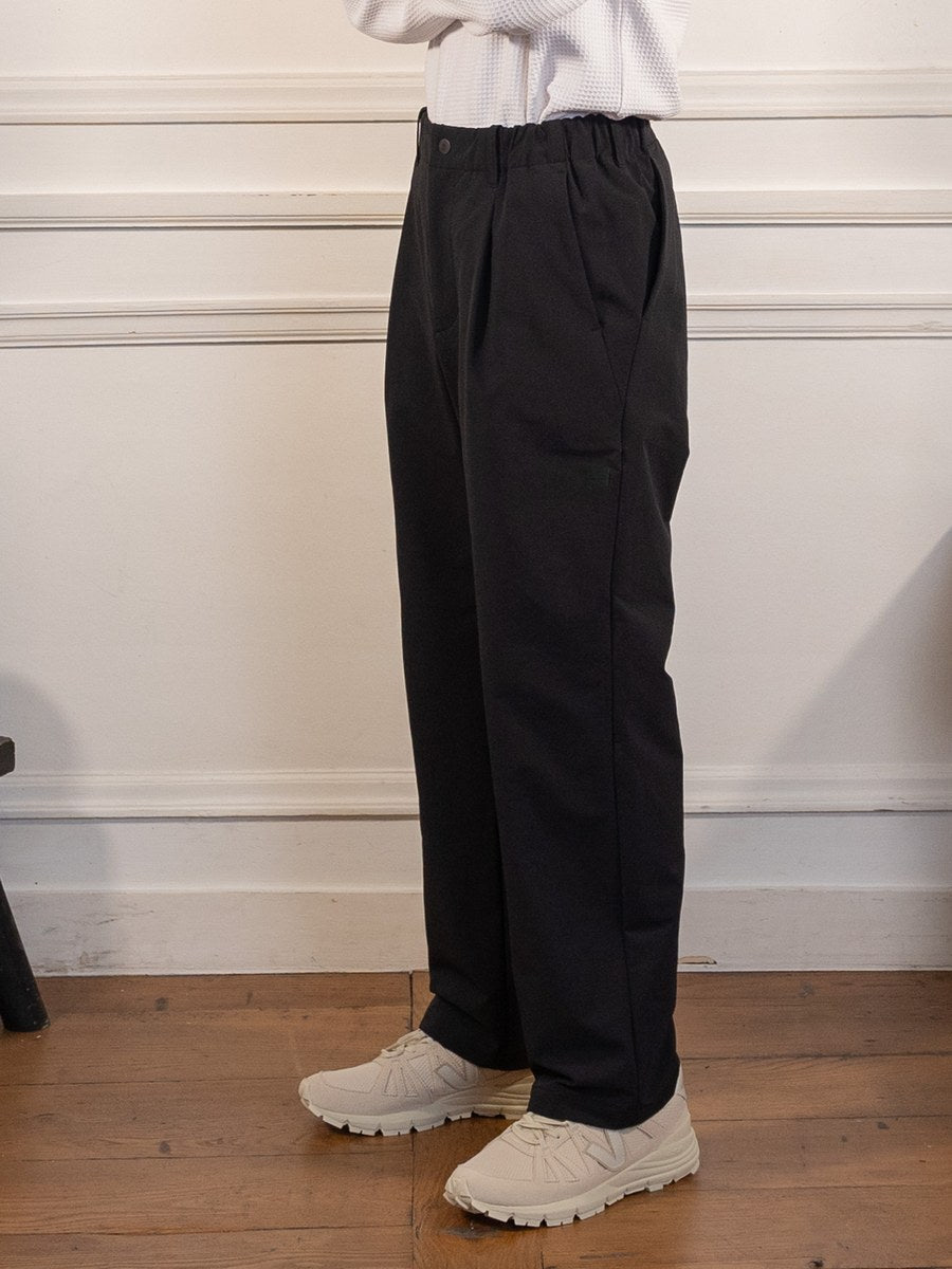 Soft Back-brushed Pants - BLACK - Goldwin - vue de profil portée