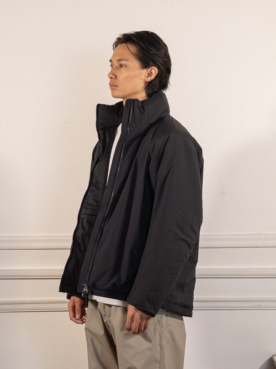 WINDSTOPPER Puffy Jacket - BLACK - Goldwin - vue de profil portée
