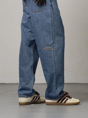 Goodies Sportive Legacy Indigo Pants porté de trois quarts