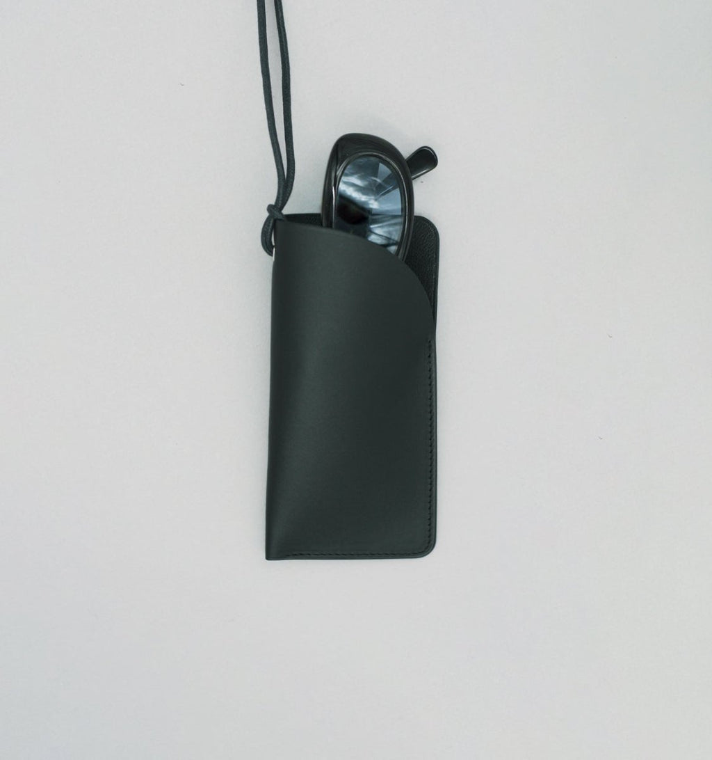 étui à lunettes tour de cou veau à double tannage noir Laperruque