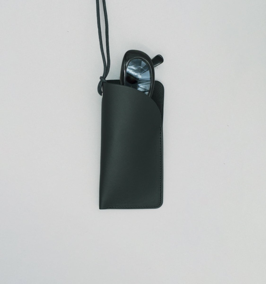 étui à lunettes tour de cou veau à double tannage noir Laperruque