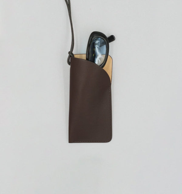 étui à lunettes tour de cou veau à double tannage chocolat