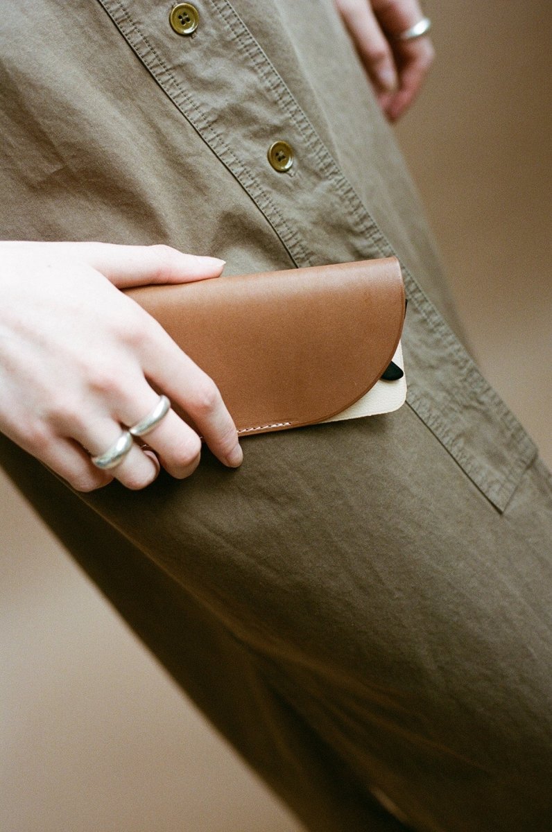 GLASSES POUCH GOLD LAPERRUQUE - détail finitions