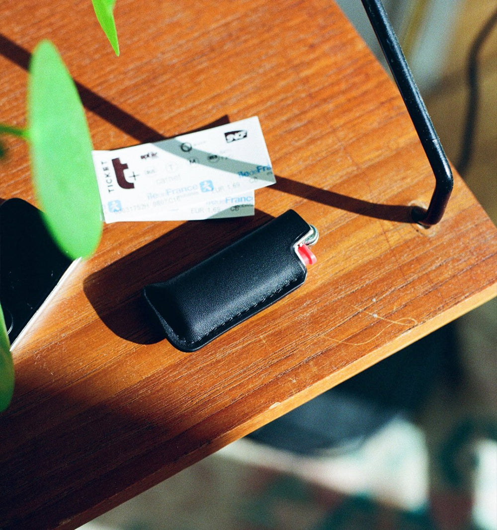 ÉTUI BRIQUET NOIR LAPERRUQUE - détail cuir