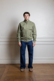 mannequin portant baracuta twill g9 harrington lichen green sergé coton lavé