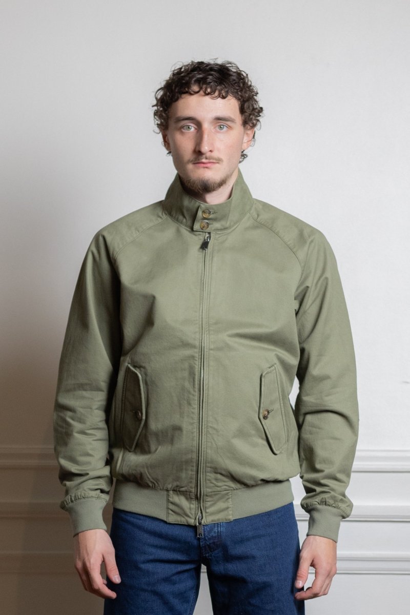mannequin portant baracuta twill g9 harrington lichen green sergé coton lavé 2