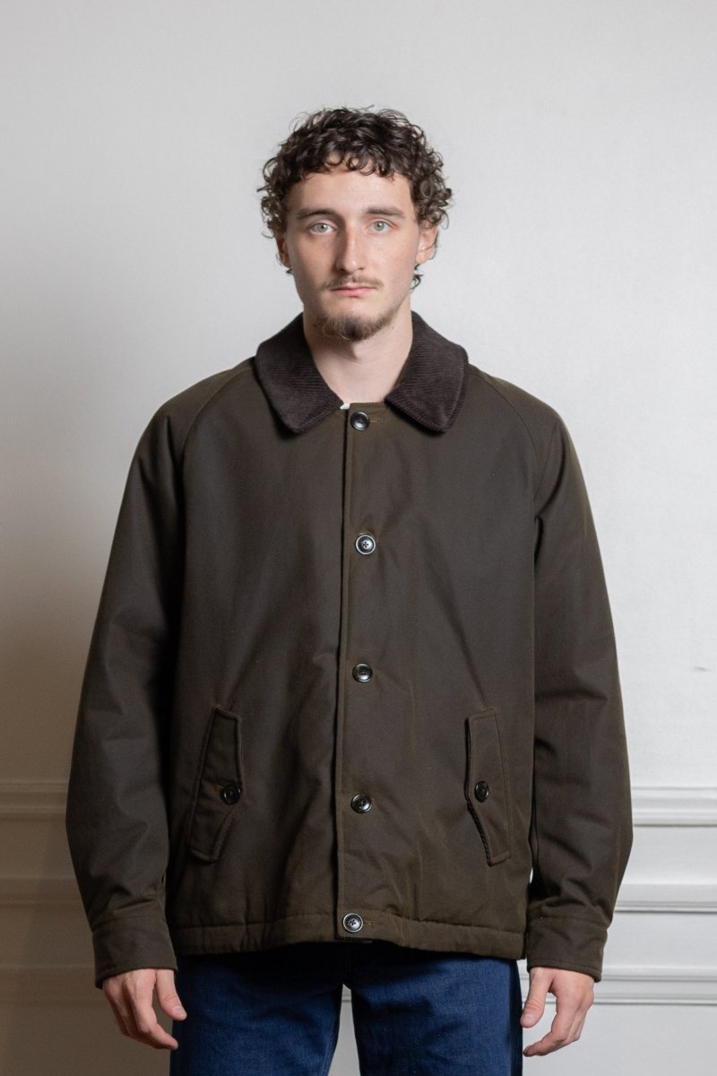 mannequin portant baracuta waxed deck jacket deep moss coton ciré british millerain2 — photo 2
